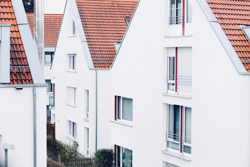 Home 25 White houses with red roofs create a clean and modern suburb 1782234031
